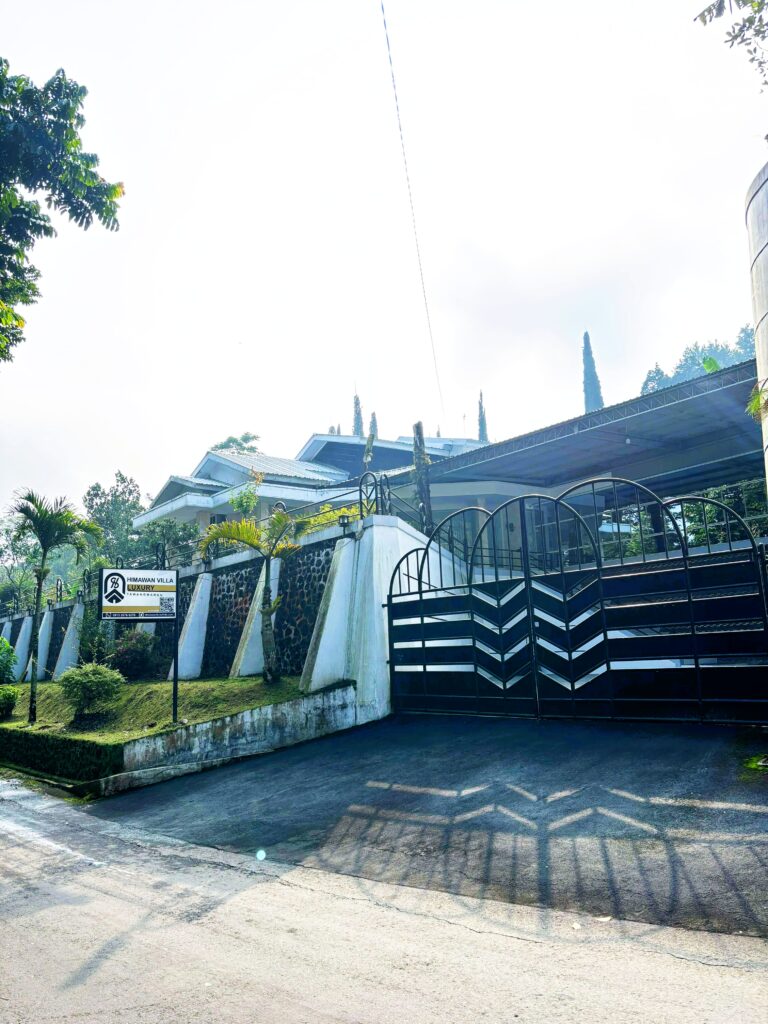 villa luxury tampak depan